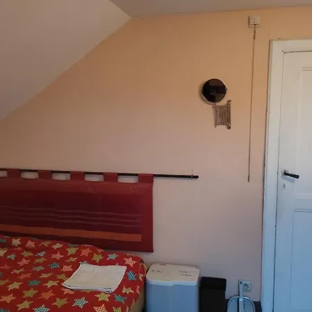Agreable Petite A Cote Du Walibi Avec Grand Jardin Arbore Pansiyon Wavre